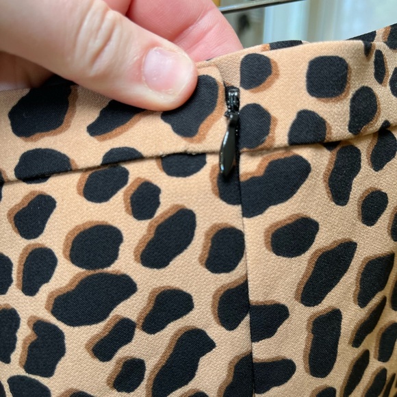 ANN TAYLOR 4P knee length leopard skirt in EUC - Picture 6 of 6